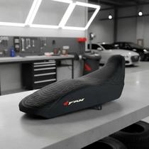 Capa banco de moto emborrachada 3D Preta universal Fan