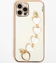 Capa Capinha iPhone 12 PRO MAX Branca Dourada Feminina Corrente Alça Coração Dedo Brilhante Fechada Embaixo Proteção de Camera Anti Impacto Queda - Malis Case