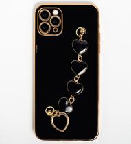 Capa Capinha iPhone 13 PRO MAX Preta Dourada Feminina Corrente Alça Coração Dedo Brilhante Fechada Embaixo Proteção de Camera Anti Impacto Queda