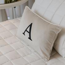 Capa de Almofada Decorativa em Veludo 45x30 com Letra Off White