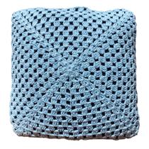 Capa de almofada manual de crochê Atelier Bizica - tons de azul
