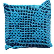 Capa de almofada manual de crochê Atelier Bizica - tons de azul