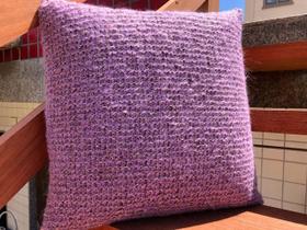 Capa de almofada manual de crochê Atelier Bizica - tons de lilás