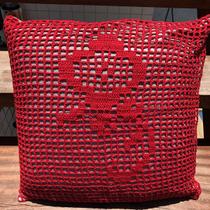Capa de almofada manual de crochê Atelier Bizica - tons de vermelho