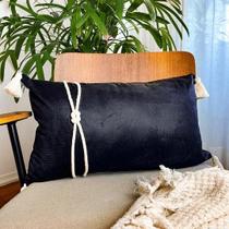 CAPA DE ALMOFADA RETANGULAR - COM DETALHES EM MACRAMÊ E POMPONS - 50x 30 CM CAPA DE ALMOFADA RETANGULAR - COM DETALHES EM MACRAMÊ E POMPONS - 50x 30 CM