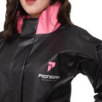 Capa de Chuva Feminina Rosa Pioneira Bravo em PVC Resistente e Impermeável