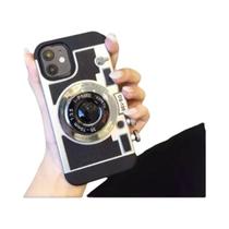 Capa de Couro 3D Emily in Paris para iPhone 11/12/13/14/15/16 - Estilo Retrô Capa de Couro 3D Emily in Paris para iPhone 11/12/13/14/15/16 - Estilo Retrô