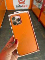 Capa de Couro Laranja iPhone 16 Pro Max com Película de Câmera e Aplicador Incluso
