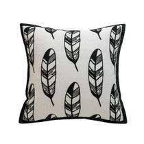 Capa de travesseiro em poliéster preto e branco com padrão de penas