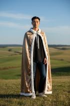 Capa dourada cetim com pelos branco rei medieval luxo