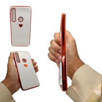 Capa em silicone com desenho compatível com motorola moto g8 play (tela: 6.2") (4g) cor:branca / borda cobre e coração