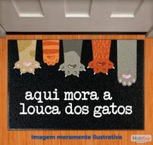 Capacho 'Aqui mora a louca dos gatos' king floor 60 cm x 40 cm Capacho 'Aqui mora a louca dos gatos' king floor 60 cm x 40 cm