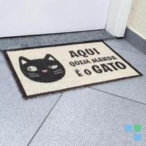 Capacho De Porta Vinílico Estampado Aqui Quem Manda 60x40cm-uzoo