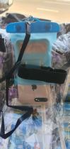 Capinha azul a prova d'água, serve para todos modelos de celulares, com braçadeira.