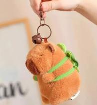 Capivara de pelúcia c/ mochila de tartaruga