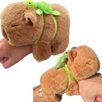 Capivara Fofa Brinquedos De Pelúcia Pulseira Bate Enrola com mochilinha tartaruga