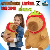 Capivara Gigante de Pelúcia 50 cm com Touca Moranguinho Presente Encantador e Criativo