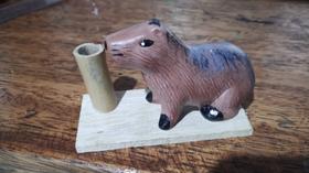 Capivara P, porta caneta, na base madeira, tam P Capivara P, porta caneta, na base madeira, tam P