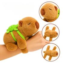 Capivara Pulseira De Braço Pelúcia Filó Brinquedo C/ Mochila