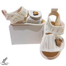 Caqui sandalia bebê com crepe duplo listra marrom com botao de urso em madeira Caqui sandalia bebê com crepe duplo listra marrom com botao de urso em madeira