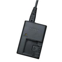 Carregador Sony BC-CSD para Bateria NP-FD1, NP-BD1, NP-FT1, NP-FR1 e NP-FE1 (Bivolt)