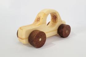 Carrinho de madeira maciça 2. Brinquedo artesanal e decoração.