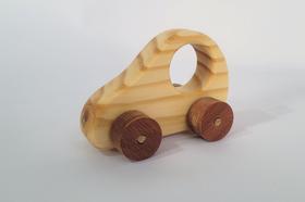 Carrinho de madeira maciça 3. Brinquedo artesanal e decoração.