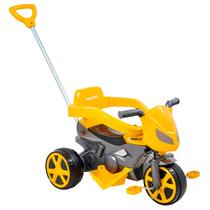 Carrinho De Passeio Triciclo Moto Rider Amarelo Com Pedal Suporte Até 25 Kgs E Haste Removivel