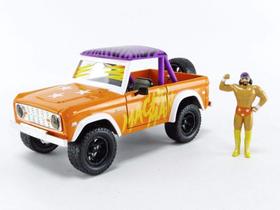 Carro Diecast Jada 1:24 1973 Ford Bronco com figura de homem macho Carro Diecast Jada 1:24 1973 Ford Bronco com figura de homem macho