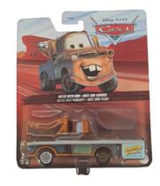 Carro fundido Mattel Mater com bandeira Disney Pixar Cars 1:55
