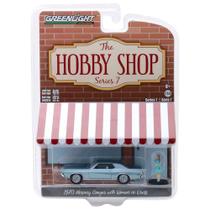 Carro Greenlight The Hobby Shop - Mercury Cougar 1970 With Woman In Dress - Escala 1/64