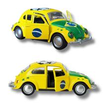 Carro Miniatura Fusca Fusquinha Brasil Seleção Hexa Fricção Metal 1 por 32 Carro Miniatura Fusca Fusquinha Brasil Seleção Hexa Fricção Metal 1 por 32