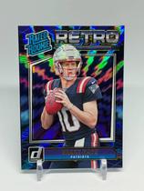 Carta de futebol americano Rated Rookie Drake Maye Retro Blue Explosion Carta de futebol americano Rated Rookie Drake Maye Retro Blue Explosion