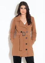 Casaco caramelo com faixa e botões