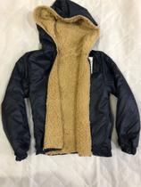 Casaco corta vento forrado com pelúcia e capuz - Infantil Casaco corta vento forrado com pelúcia e capuz - Infantil