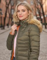 Casaco de pluma sintética com curvas e cor contraste 20700026