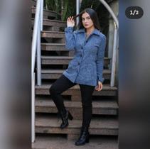 Casaco manga longa jeans azul claro. Tamanho unico