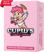 Casais bebendo o jogo de cartas Cupid's para encontros noturnos para adultos Casais bebendo o jogo de cartas Cupid's para encontros noturnos para adultos