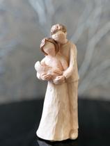 Casal C/ Bebê No Colo Resina 15x5 Estatua Decoração Anjinho Casal C/ Bebê No Colo Resina 15x5 Estatua Decoração Anjinho