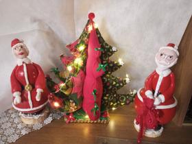 Casal de papai Noel e árvore de natal