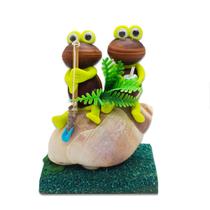 Casal de Sapos Pescando Relaxando Enfeite de Concha 10 cm