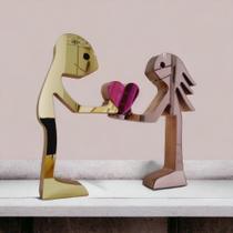Casal romântico escultura de madeira casamento dia dos namorados Casal romântico escultura de madeira casamento dia dos namorados
