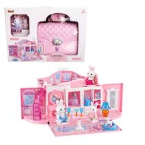Casinha Feliz De Maleta C/ Acessórios e 2 Coelhinhas Brinquedo Infantil Em Miniaturas Ideal Para Colecionar Family Zoop