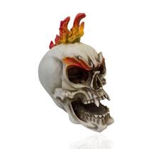 Caveira Decorativo Para Decoração Crânio Enfeite Moicano Fogo Grande Skull Halloween Esqueleto de Resina - Artesanal