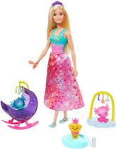 Centro de jogos com boneca Barbie, dragão e berçário em um cenário colorido