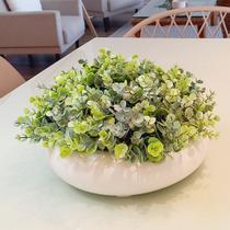 Centro de mesa branco em fibra de vidro com eucaliptos verdinho claro 25ax50l/cm