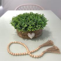 Centro de mesa m em palha natural com mini eucaliptos verdinho claro e coração 18ax32l/cm