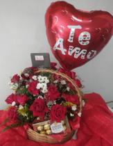 Cesta com 15 rosas vermelhas e chocolates Cesta com 15 rosas vermelhas e chocolates