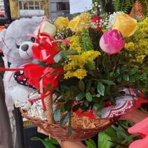Cesta com o mini buquê, um urso e bombons - Mony Flores