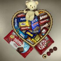 Cesta Coração de Chocolate Dia dos Namorados - Lacta Neste e Garoto